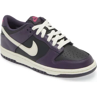 Nike Kids' Dunk Low Basketball Sneaker