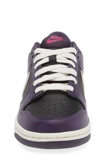 Nike Kids' Dunk Low Basketball Sneaker