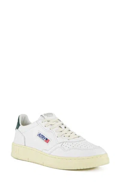 Autry Low Medalist Sneakers In White Leather E Powder E Suede Beige