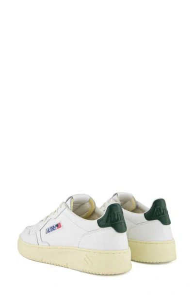 Autry Low Medalist Sneakers In White Leather E Powder E Suede Beige