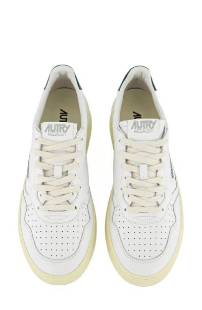 Autry Low Medalist Sneakers In White Leather E Powder E Suede Beige