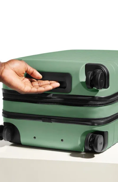 Away Flex 21-inch Spinner Carry-on