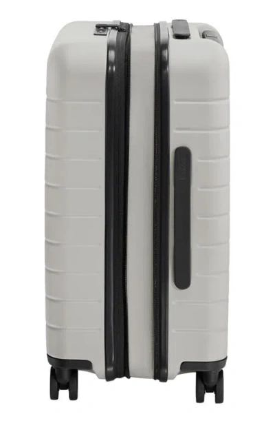 Away Flex 21-inch Spinner Carry-on