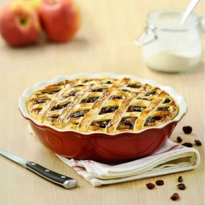 Emile Henry Hr Modern Classics 9 Inch Pie Dish In Red