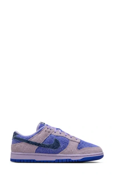 Nike Dunk Low Se Basketball Sneaker