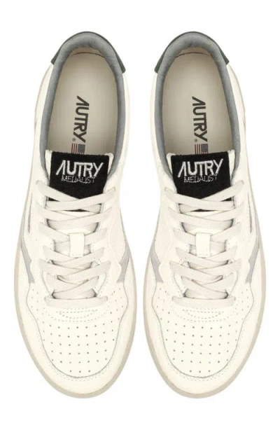 Autry Medalist Low Sneaker In Neutral