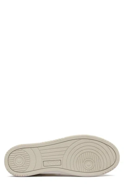 Autry Medalist Low Sneaker In Neutral