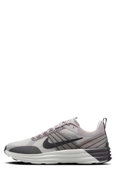 Nike Lunar Roam Sneaker
