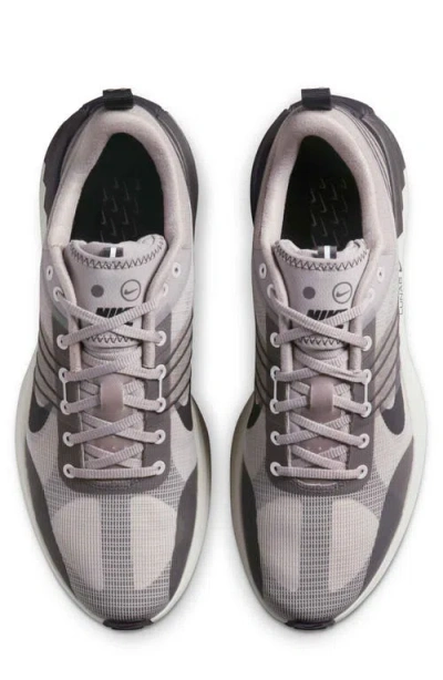 Nike Lunar Roam Sneaker