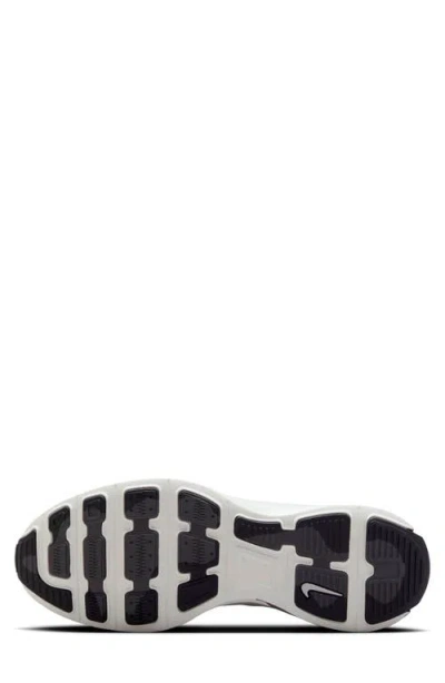Nike Lunar Roam Sneaker