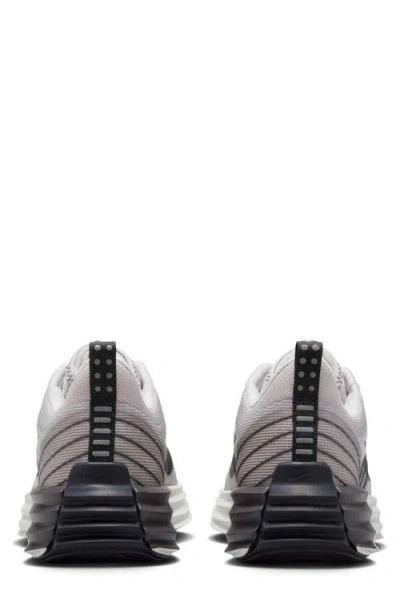 Nike Lunar Roam Sneaker