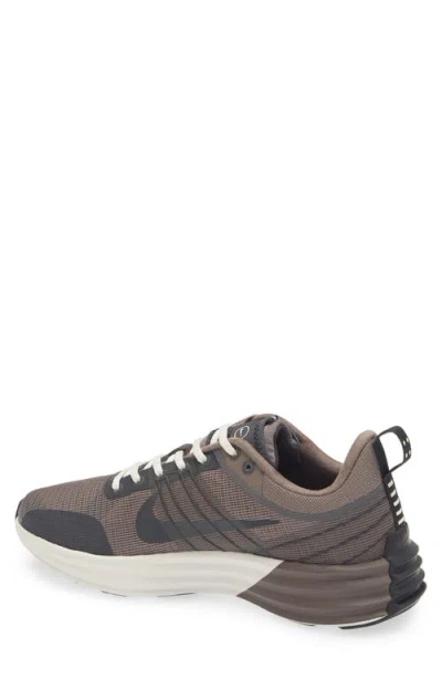 Nike Lunar Roam Sneaker