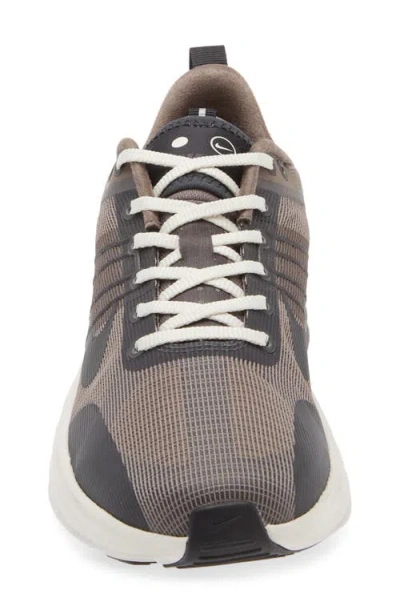 Nike Lunar Roam Sneaker