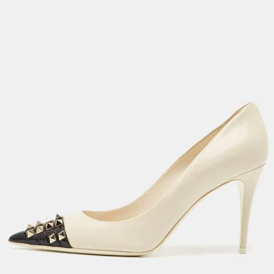 Pre-owned Valentino Garavani Cream/black Patent Leather Rockstud Alcove Pumps Size 41