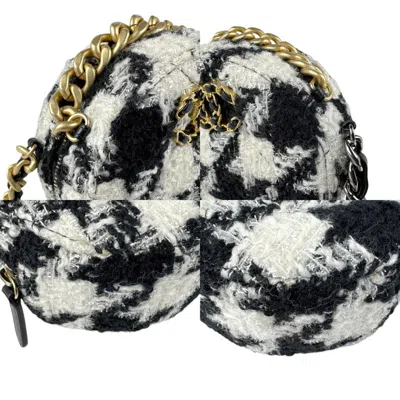 Pre-owned Chanel Black Off-white Tweed Shoulder Bag ()