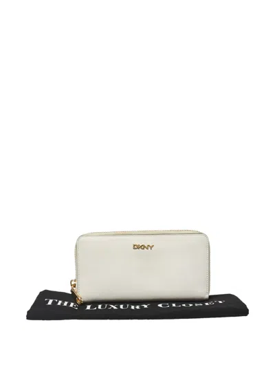 Pre-owned Dkny Leather Wallet In White
