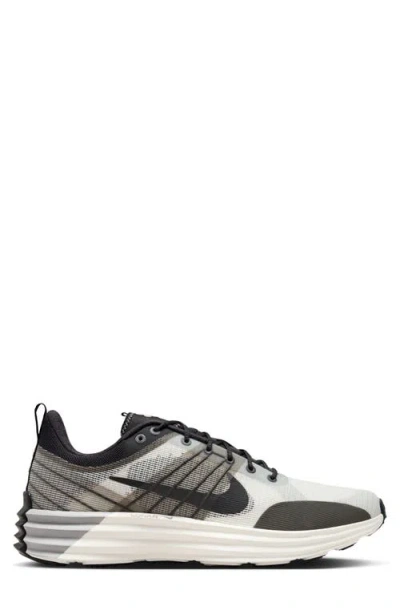 Nike Lunar Roam Sneaker