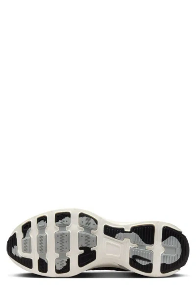 Nike Lunar Roam Sneaker