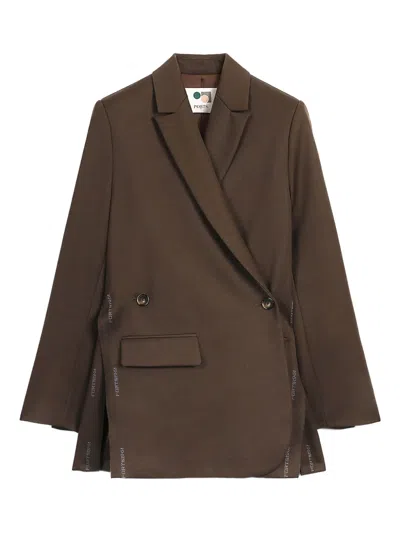 正面裹身式LOGO细节西装夹克