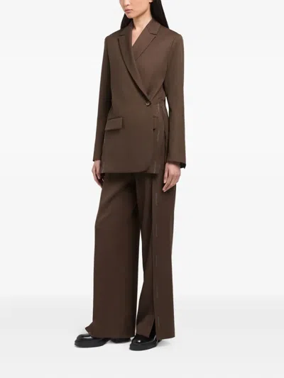 正面裹身式LOGO细节西装夹克