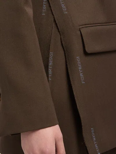 正面裹身式LOGO细节西装夹克