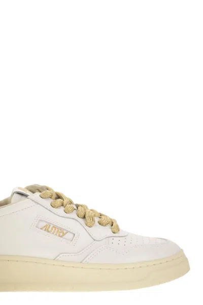 Autry Medalist Low In White