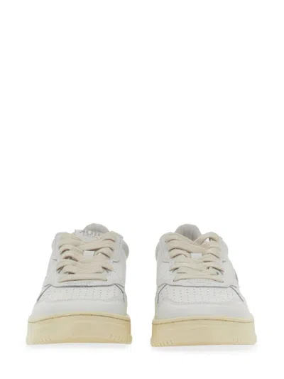 Autry Medalist Low Sneakers In White Leather In White