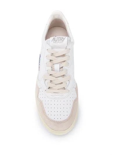 Autry Medalist Low-top Sneakers In Neutral