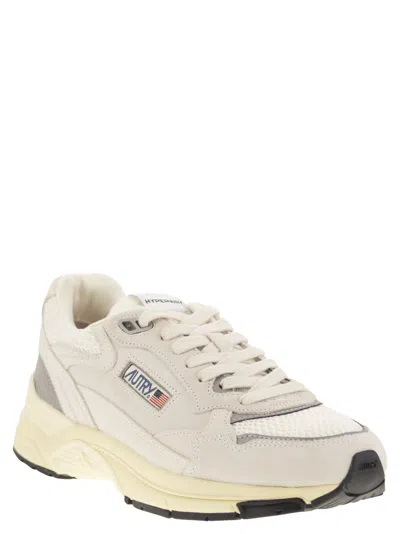 Autry Round Toe Mesh Panels Contrast Sole Sneakers In Neutral