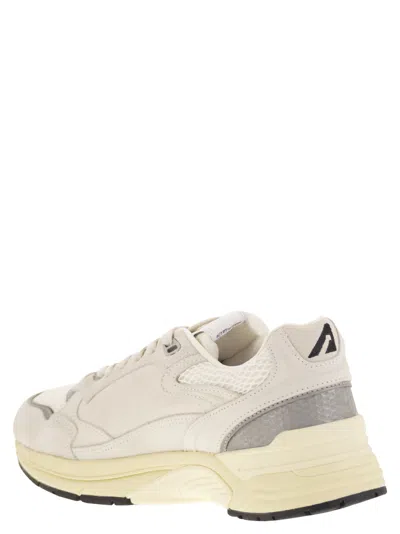 Autry Round Toe Mesh Panels Contrast Sole Sneakers In Neutral