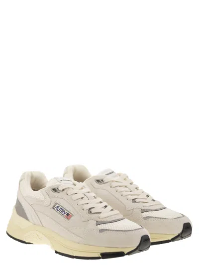 Autry Round Toe Mesh Panels Contrast Sole Sneakers In Neutral