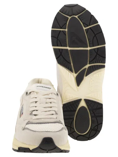 Autry Round Toe Mesh Panels Contrast Sole Sneakers In Neutral