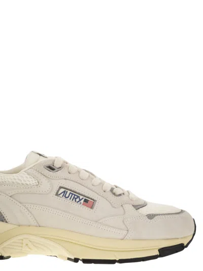 Autry Round Toe Mesh Panels Contrast Sole Sneakers In Neutral