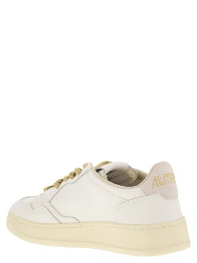 Autry Medalist Low Leather Sneakers In White
