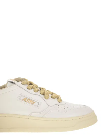 Autry Medalist Low Leather Sneakers In White
