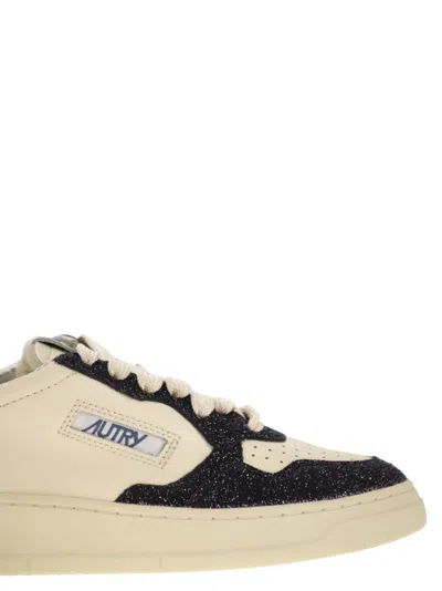 Autry Medalist Low Sneakers With Two Tone Glitter In White