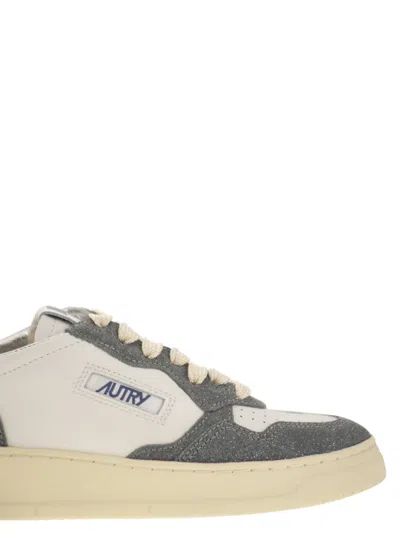 Autry Medalist Low Sneakers With Two Tone Glitter In White