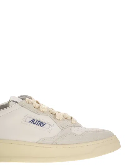 Autry Medalist Low Sneakers With Two Tone Glitter In Neutral