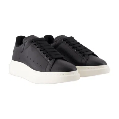 Alexander Mcqueen Men Black Low Top Sneakers With Chunky Sole In Leather Man In Black