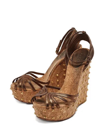 Pre-owned Gucci 140mm Patent Leather Studded Wedge Sandals In Brown