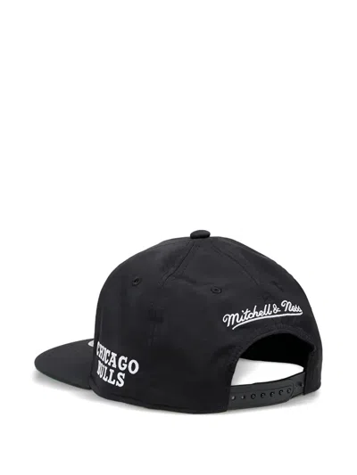 Mitchell & Ness Bulls Logo Snapback Cap In Black