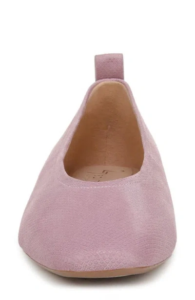 27 Edit Naturalizer Carla Flat