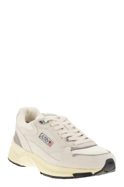 Autry Round Toe Mesh Panels Contrast Sole Sneakers In Neutral