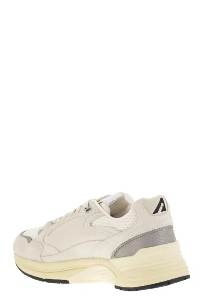 Autry Round Toe Mesh Panels Contrast Sole Sneakers In Neutral