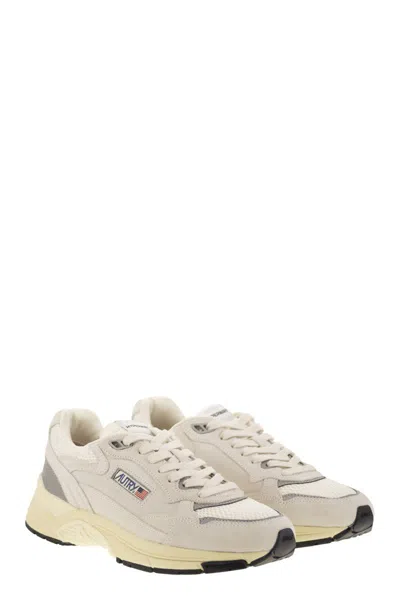 Autry Round Toe Mesh Panels Contrast Sole Sneakers In Neutral