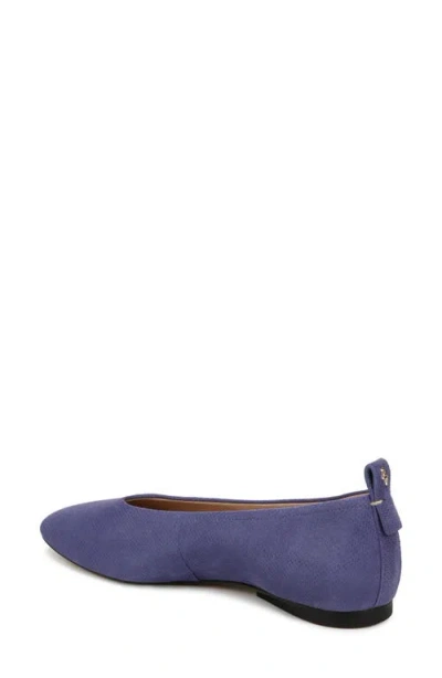27 Edit Naturalizer Carla Flat