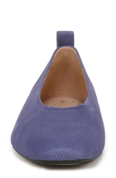 27 Edit Naturalizer Carla Flat