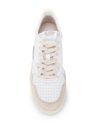 Autry Medalist Low-top Sneakers In Neutral