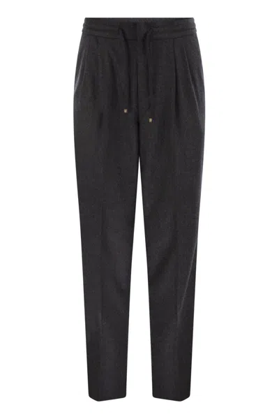 Brunello Cucinelli Men Leisure Fit Trousers In Garment-dyed Linen Gabardine With Drawstring And Doub In Black