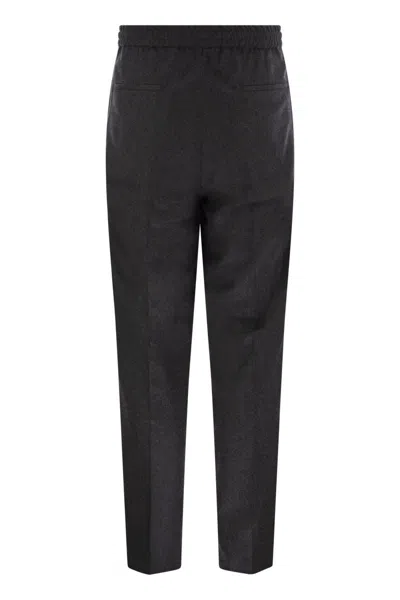 Brunello Cucinelli Men Leisure Fit Trousers In Garment-dyed Linen Gabardine With Drawstring And Doub In Black